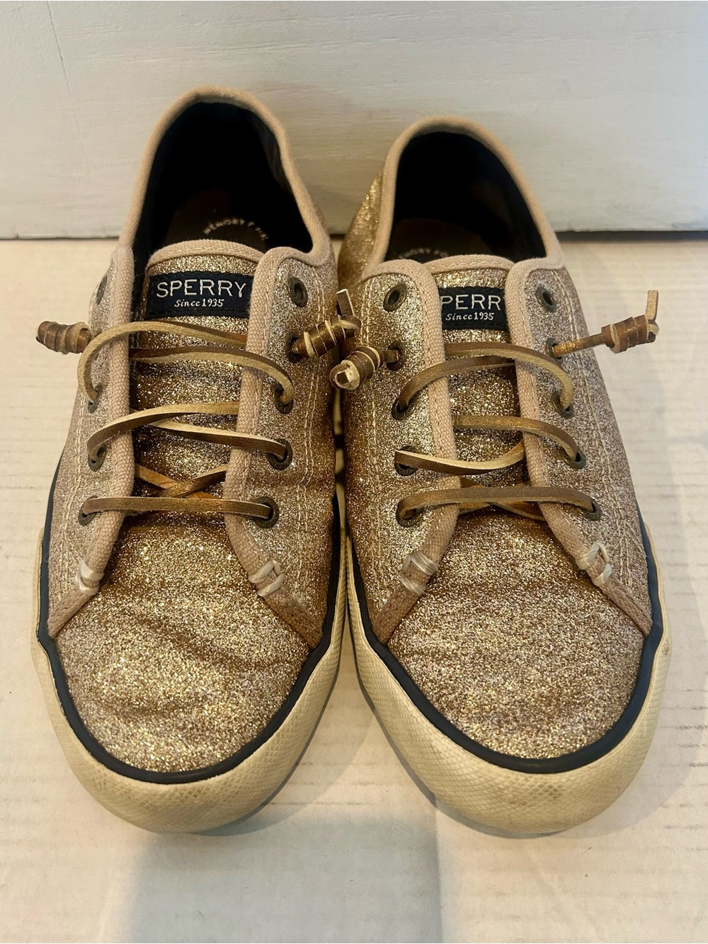 Sperry Womenās Glitter Low-Top Sneakers ā Gold